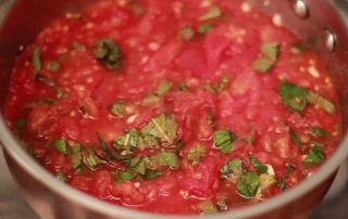 No-cook tomato and basil pasta sauce