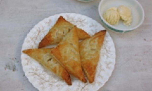 Apple and cinnamon turnovers