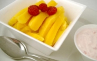 Fresh mango with raspberry yoghurt