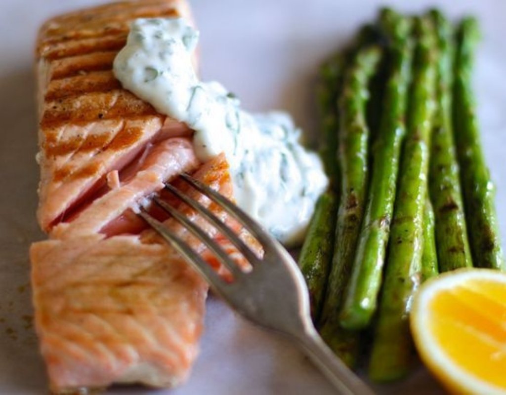 Barbecued salmon with asparagus