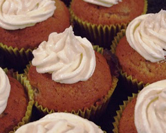 Banana cupcakes with honey cream