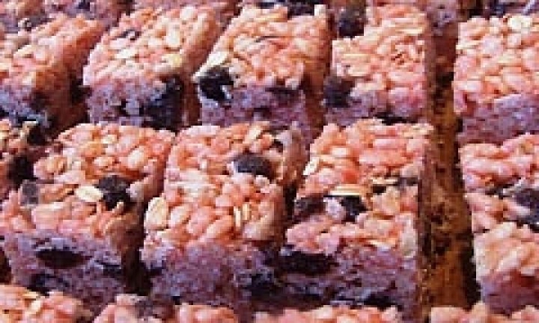 No bake raspberry rice rectangles