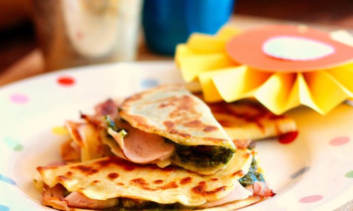 Ham and pesto crepes