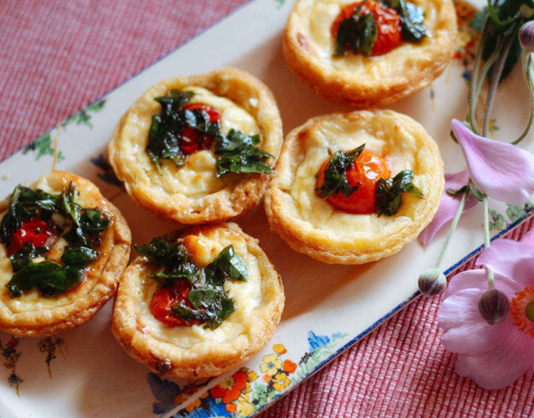 Mini tarts with tomato and basil