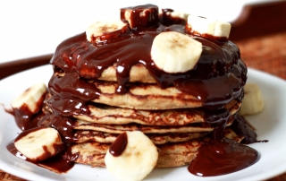 Pikelets with chocolate sauce