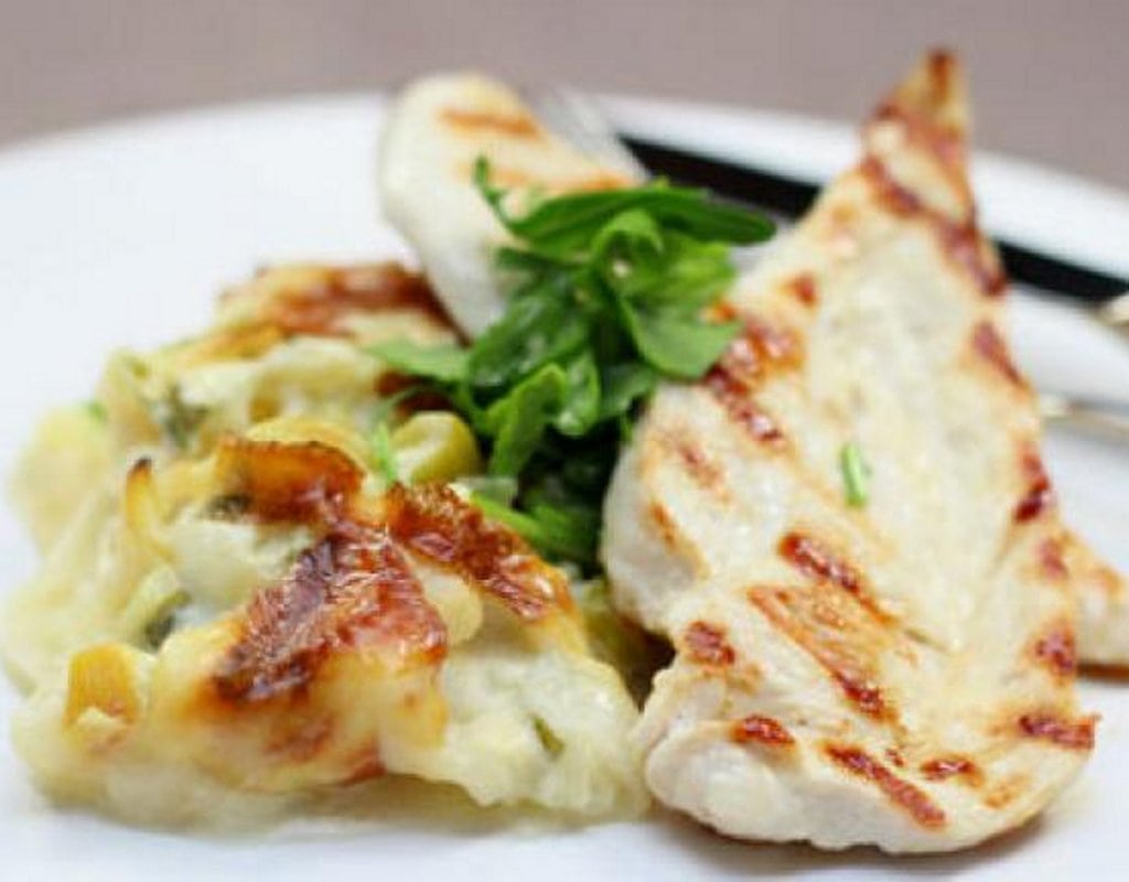 Chicken breast with creamy cauliflower bake