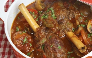Slow cooker lamb shanks with red wine and mushrooms