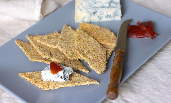 Almond, rosemary and fennel crackers
