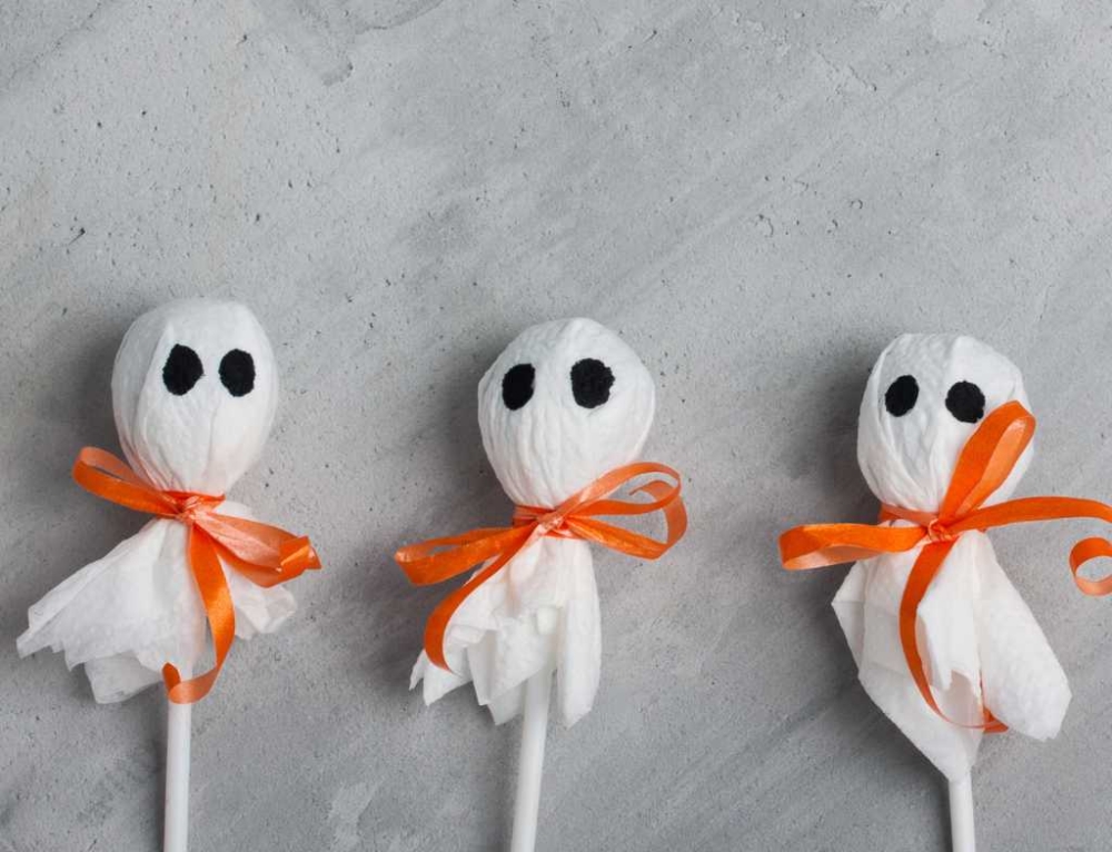 Halloween ghost lollipops