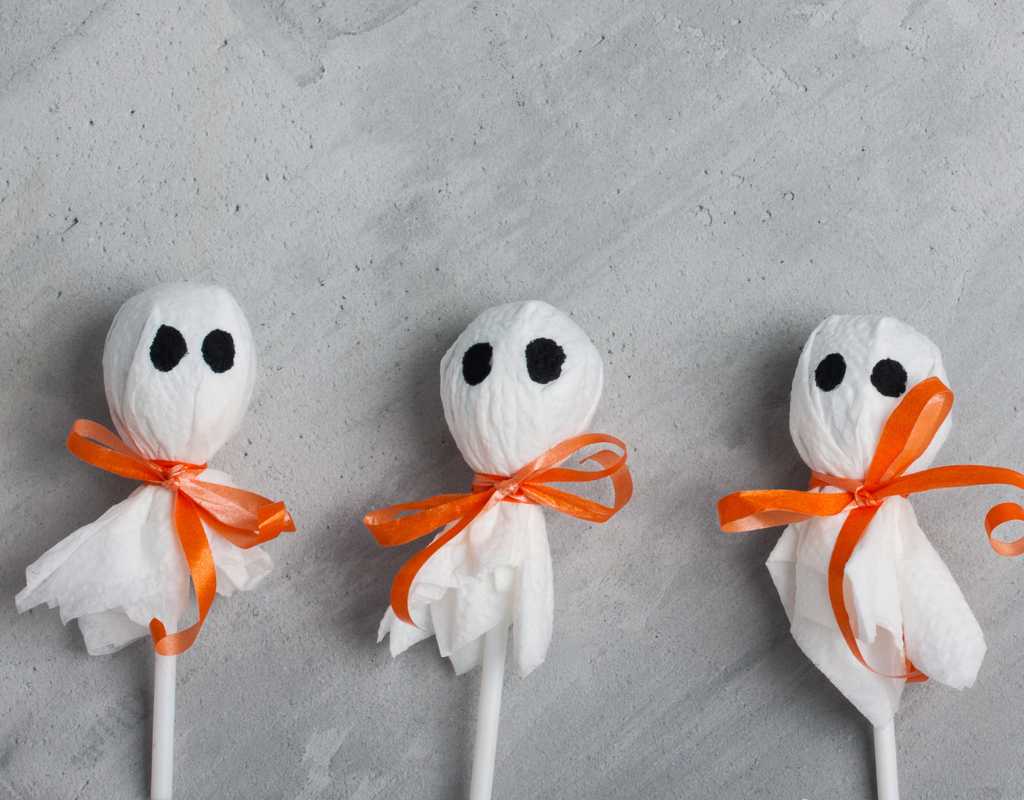 Halloween ghost lollipops