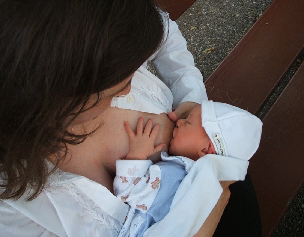 Treating acid reflux in breastfed infants