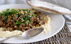 Spiced mince with hummus