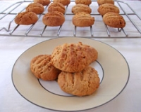Apple and spice biscuits