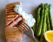 Barbecued salmon with asparagus