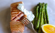 Barbecued salmon with asparagus