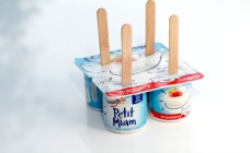 Frozen yoghurt pops
