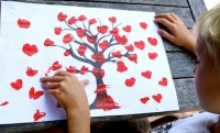 Thumb print tree artwork on Kidspot