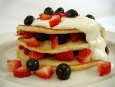 Pancakes with berries and yoghurt