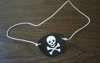 Pirate costume: make a pirate eyepatch