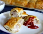 Turkey sausage rolls with cranberry and tomato sauce