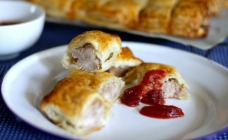 Turkey sausage rolls with cranberry and tomato sauce