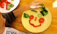 Make veggie faces on Kidspot