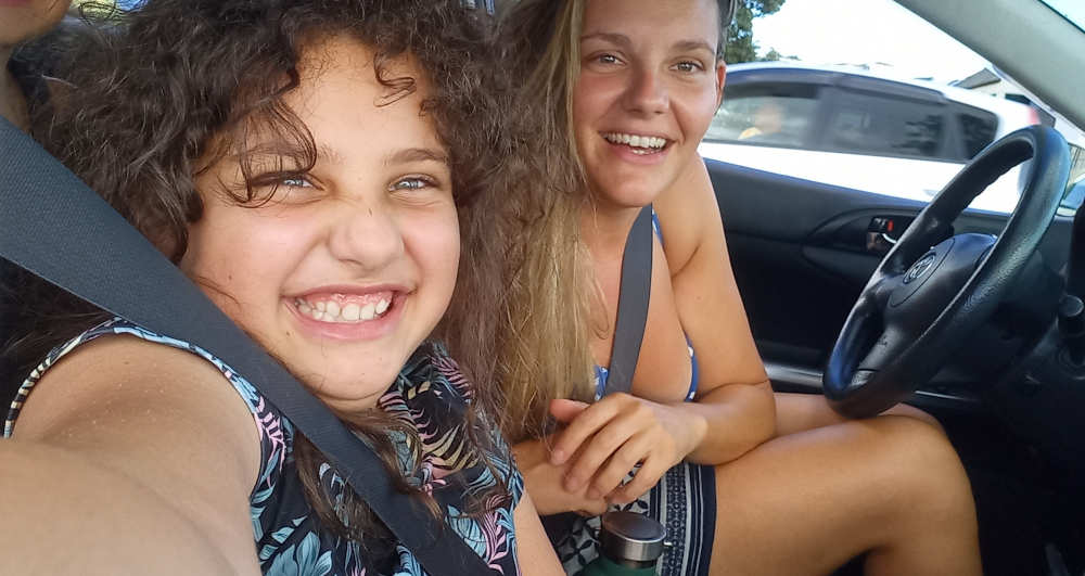 Sophie K and daughter heading to the beach